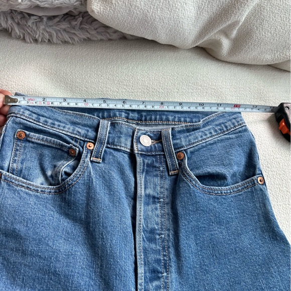 Levi women’s straight leg Jean, ankle length, medium wash - Picture 7 of 8